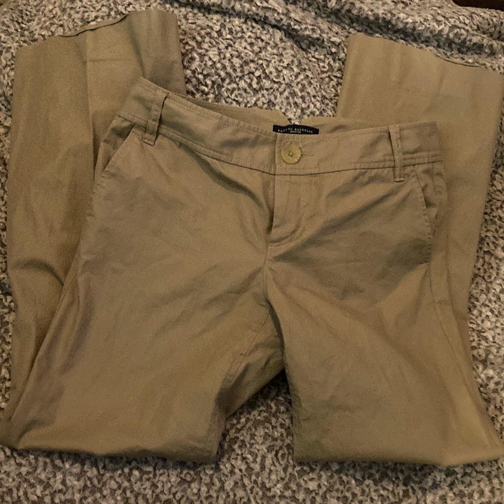 BANANA REPUBLIC MARTIN KHAKIS…SIZE 4S